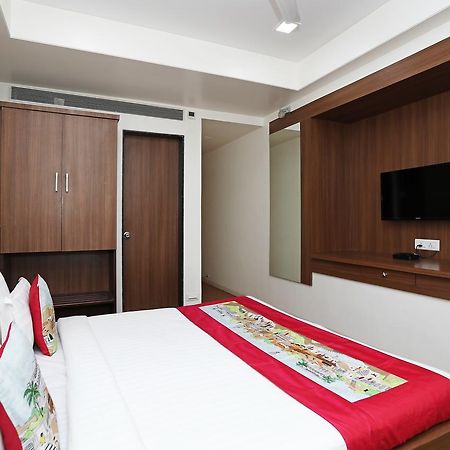 Oyo 10672 Hotel Riviera Nashik Exteriör bild