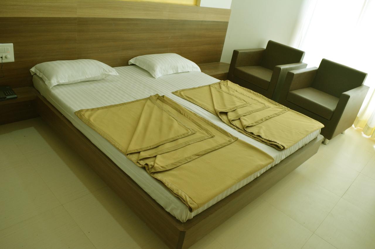 Oyo 10672 Hotel Riviera Nashik Exteriör bild