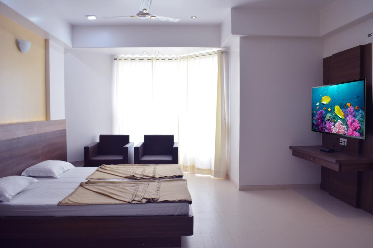 Oyo 10672 Hotel Riviera Nashik Exteriör bild