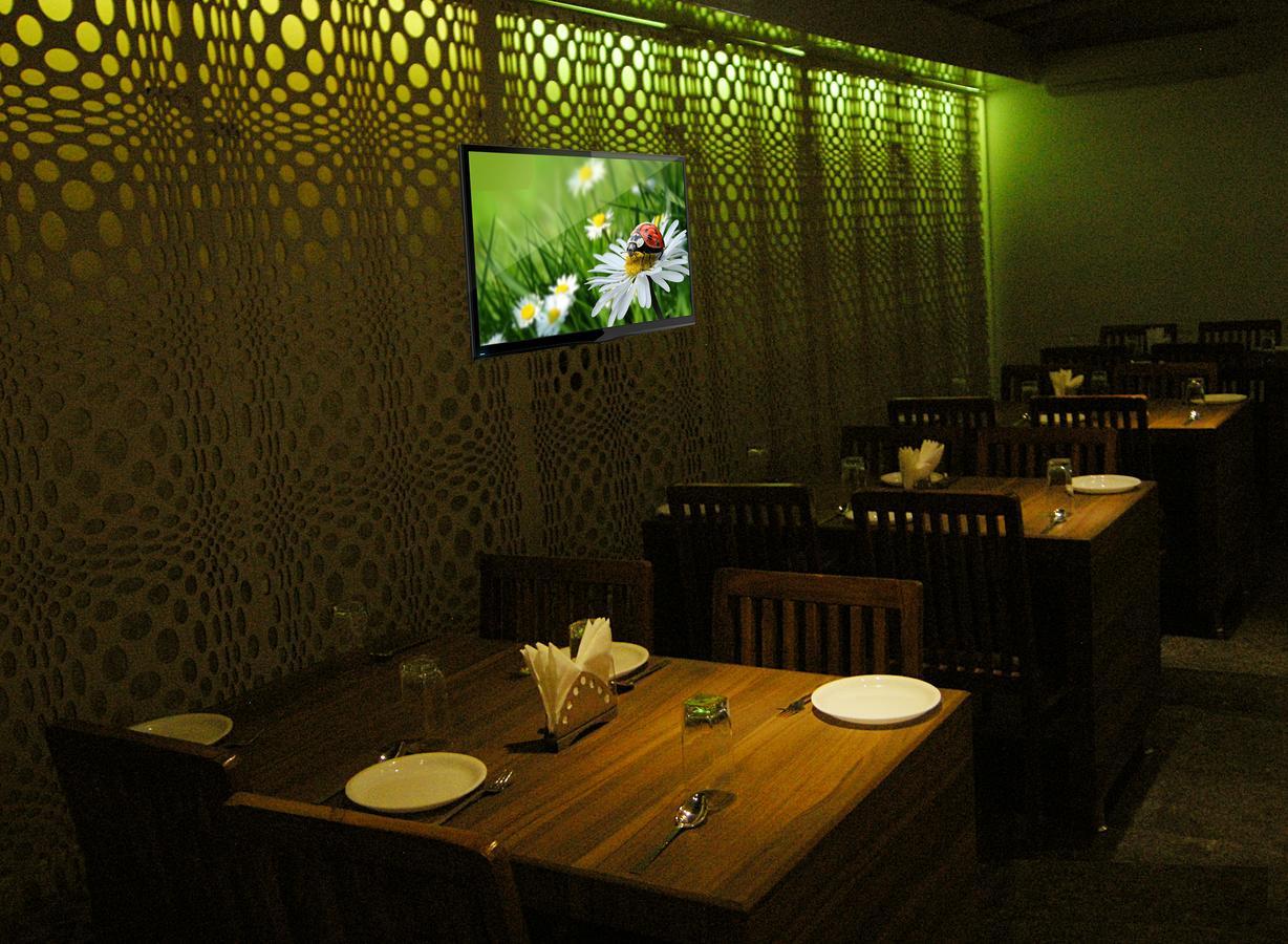Oyo 10672 Hotel Riviera Nashik Exteriör bild