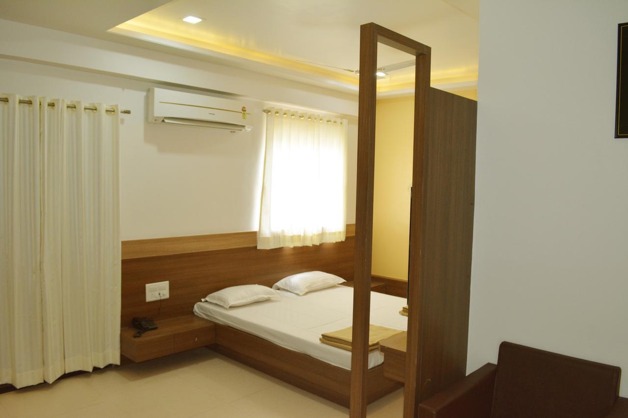 Oyo 10672 Hotel Riviera Nashik Exteriör bild