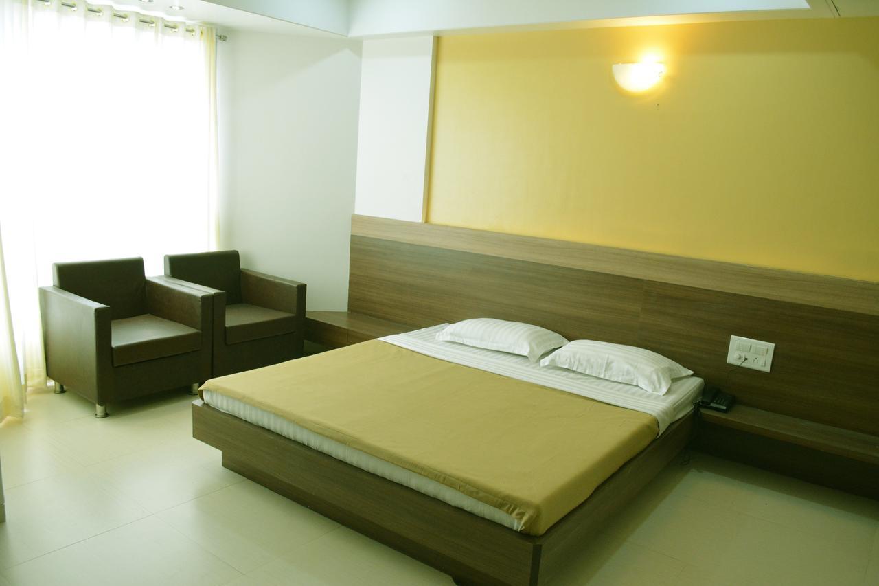 Oyo 10672 Hotel Riviera Nashik Exteriör bild