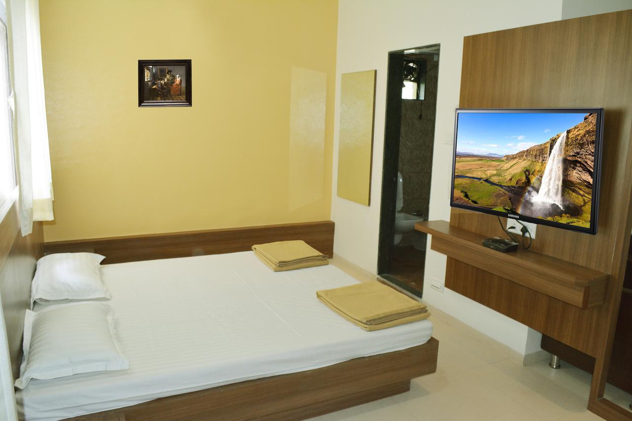 Oyo 10672 Hotel Riviera Nashik Exteriör bild