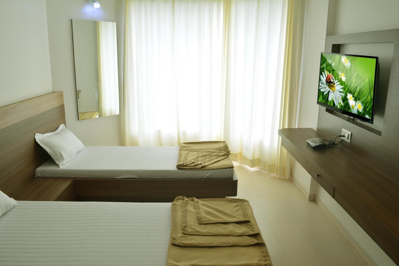 Oyo 10672 Hotel Riviera Nashik Exteriör bild