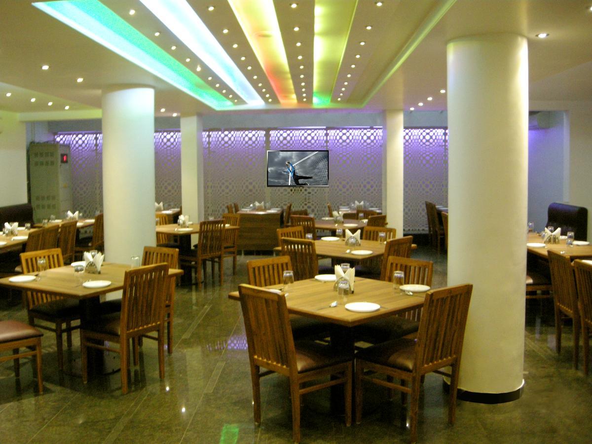 Oyo 10672 Hotel Riviera Nashik Exteriör bild