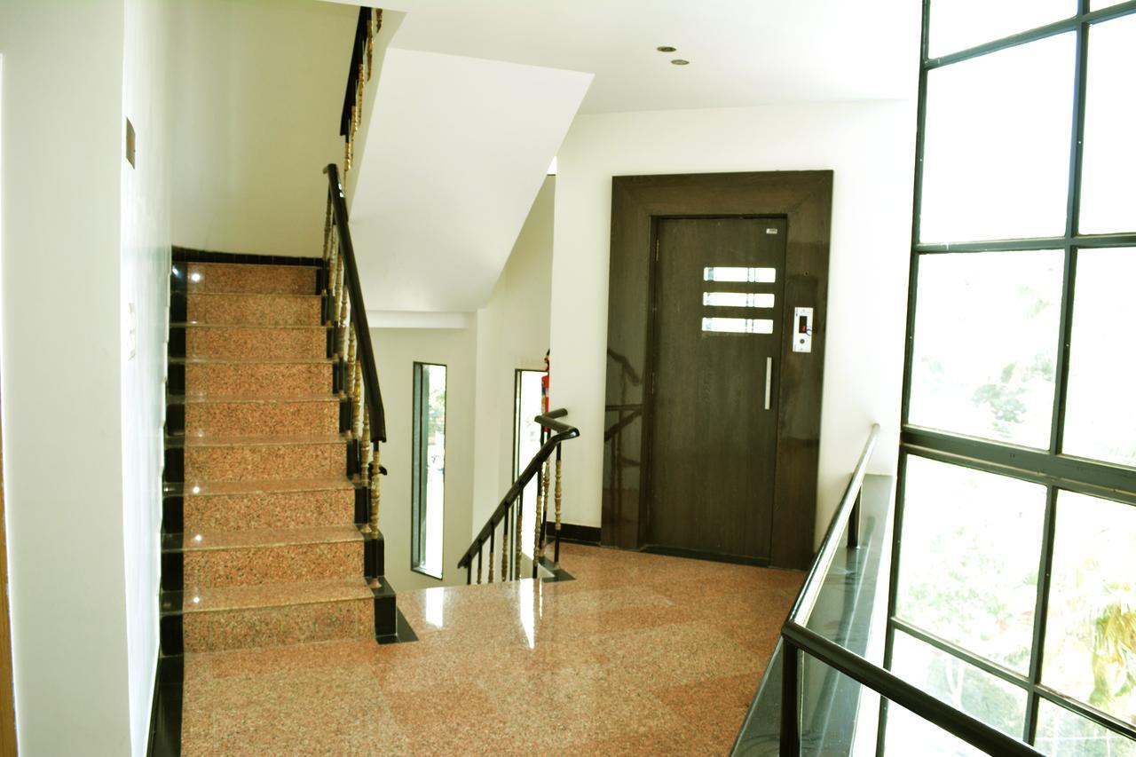 Oyo 10672 Hotel Riviera Nashik Exteriör bild