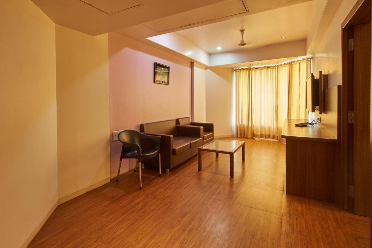 Oyo 10672 Hotel Riviera Nashik Exteriör bild