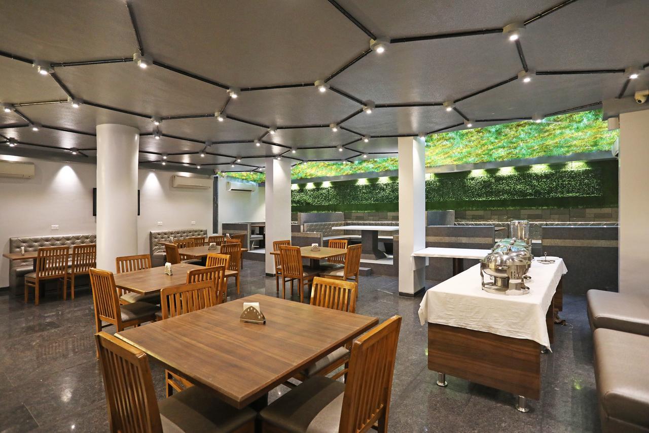 Oyo 10672 Hotel Riviera Nashik Exteriör bild