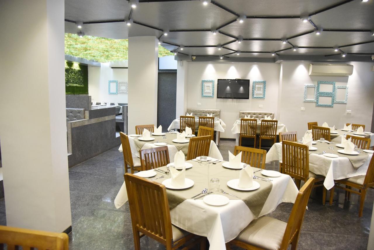 Oyo 10672 Hotel Riviera Nashik Exteriör bild