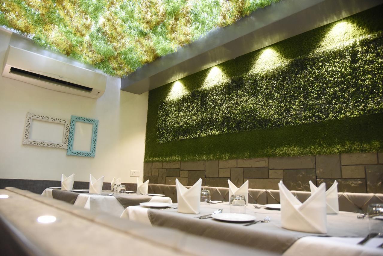 Oyo 10672 Hotel Riviera Nashik Exteriör bild