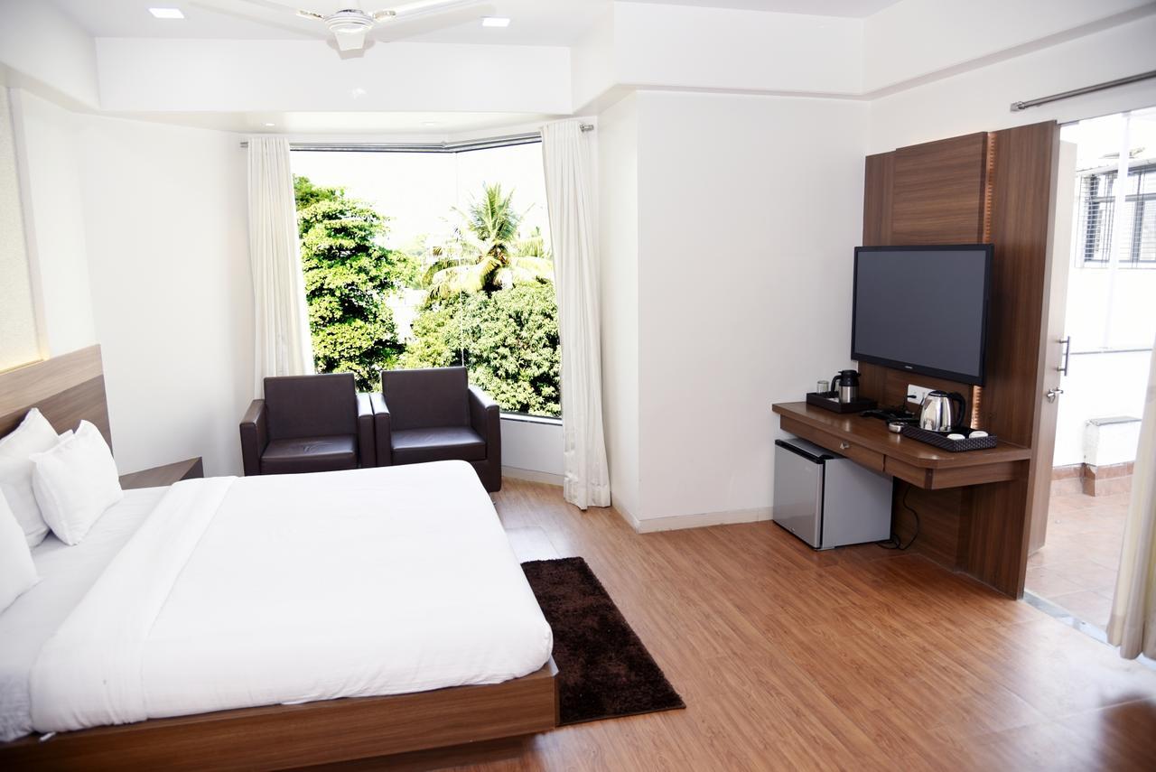 Oyo 10672 Hotel Riviera Nashik Exteriör bild
