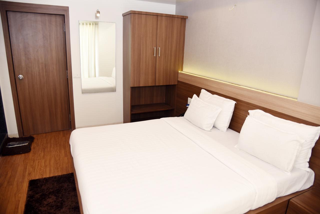 Oyo 10672 Hotel Riviera Nashik Exteriör bild