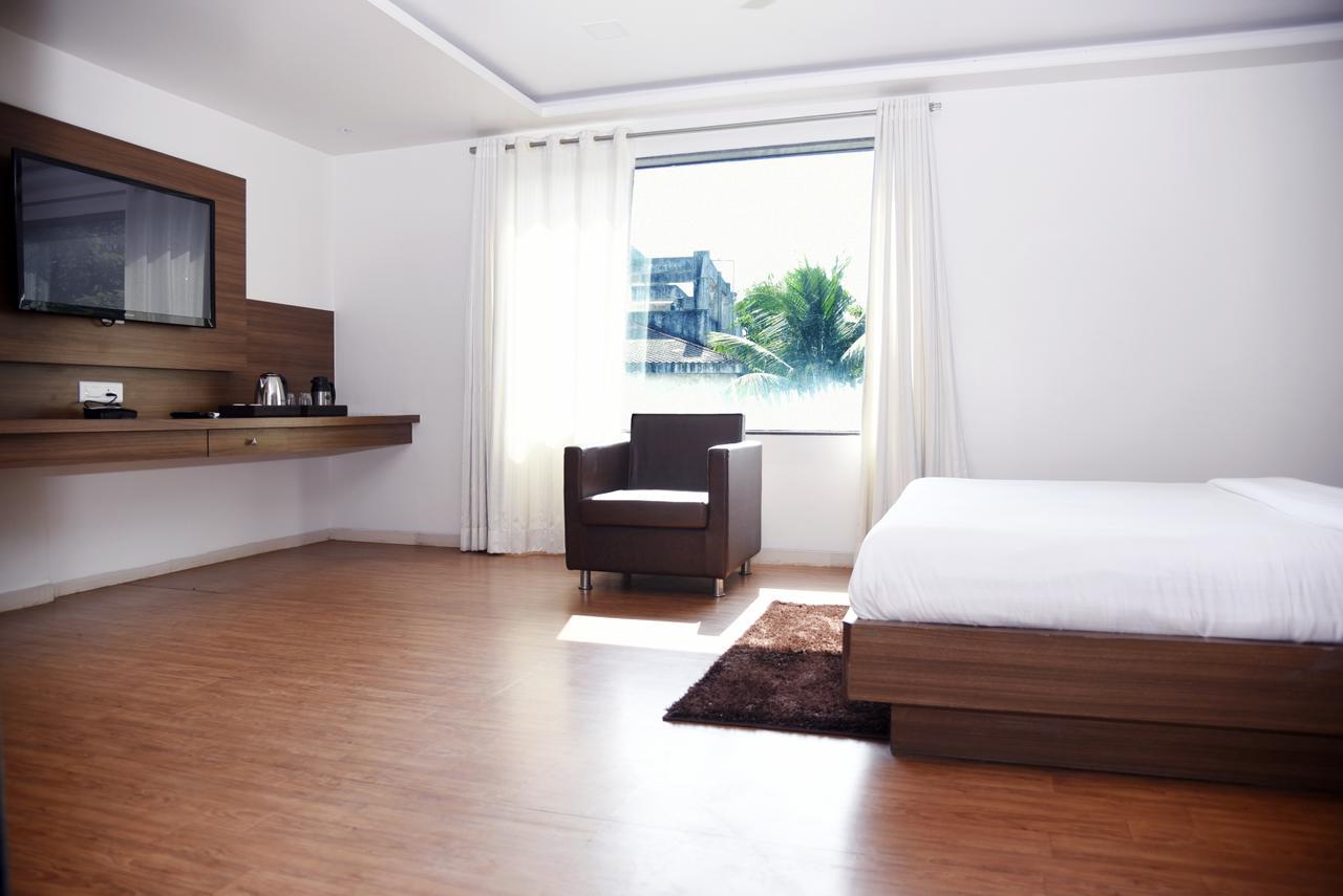 Oyo 10672 Hotel Riviera Nashik Exteriör bild
