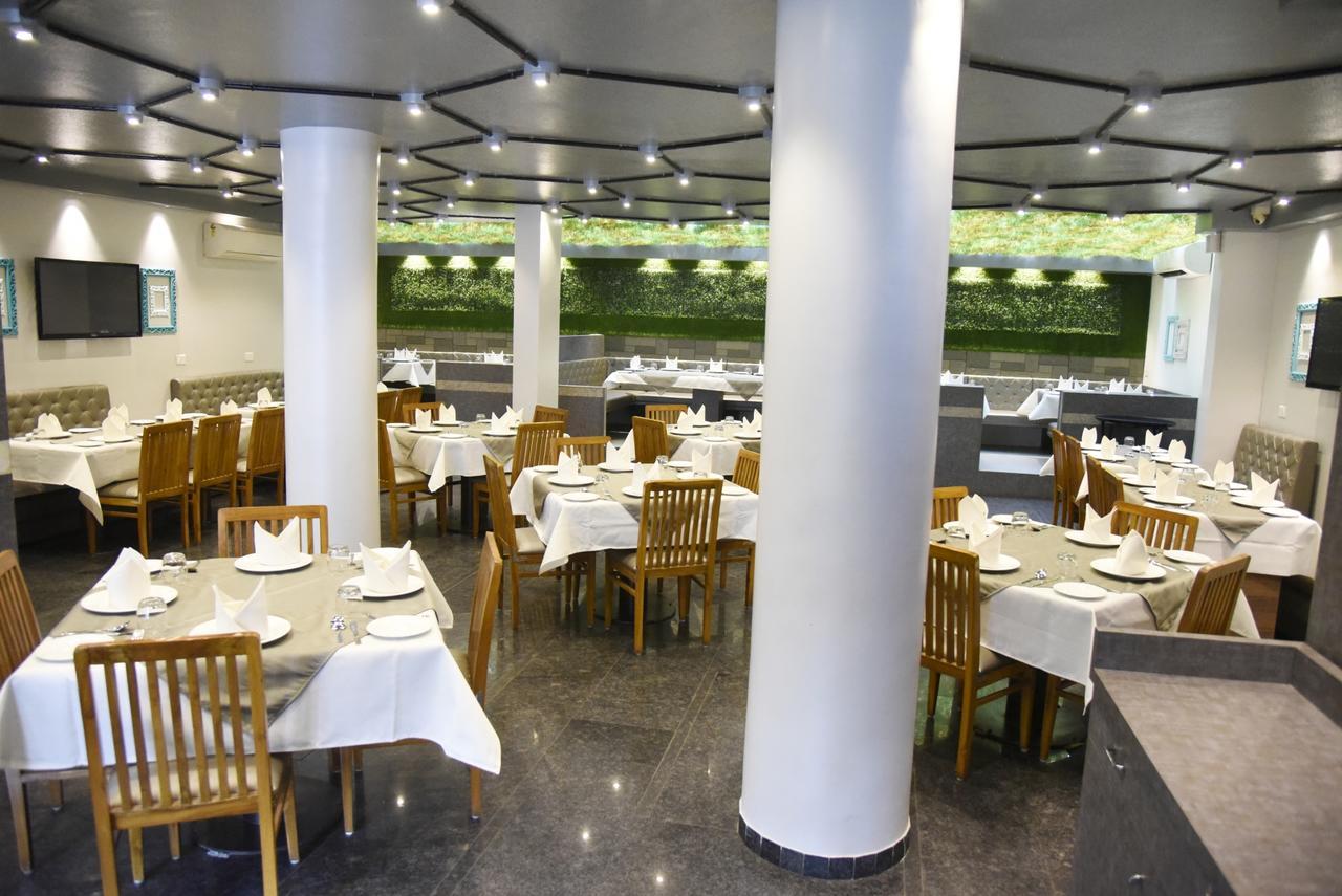 Oyo 10672 Hotel Riviera Nashik Exteriör bild
