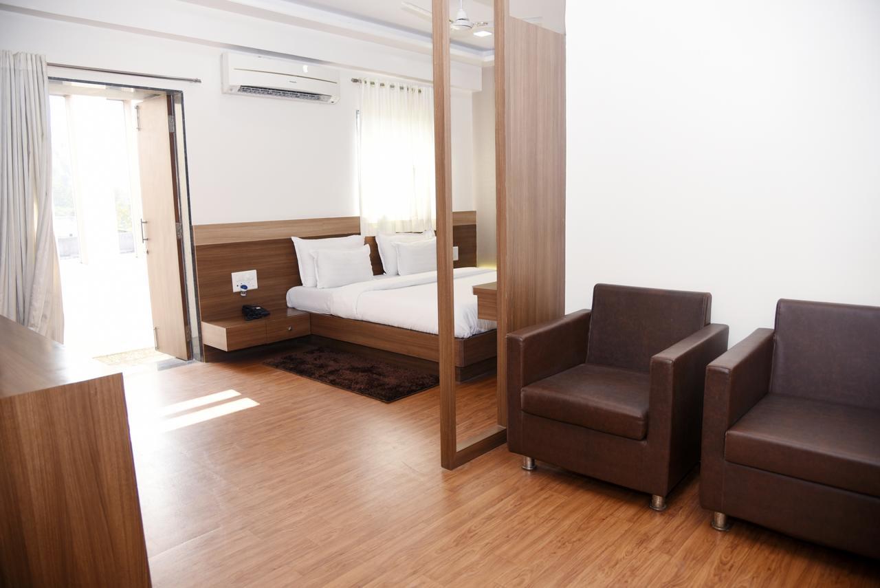 Oyo 10672 Hotel Riviera Nashik Exteriör bild