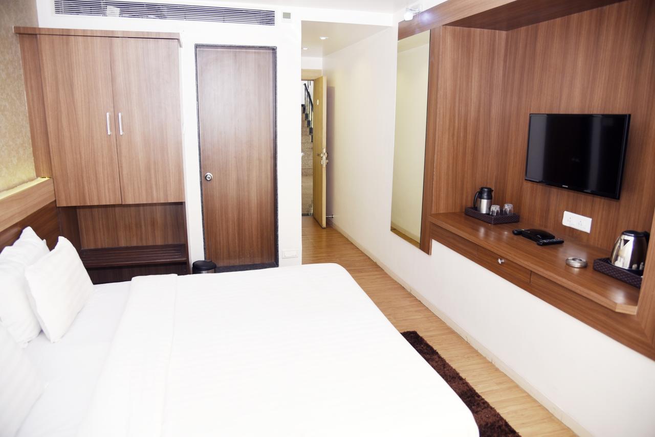 Oyo 10672 Hotel Riviera Nashik Exteriör bild