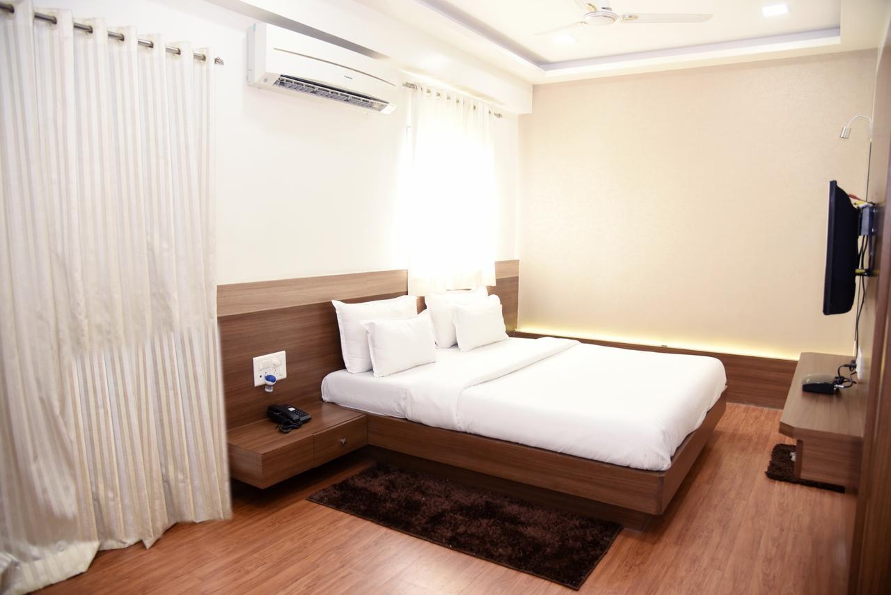 Oyo 10672 Hotel Riviera Nashik Exteriör bild