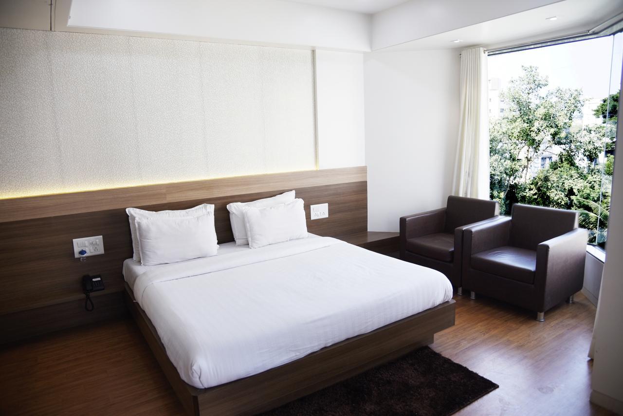Oyo 10672 Hotel Riviera Nashik Exteriör bild