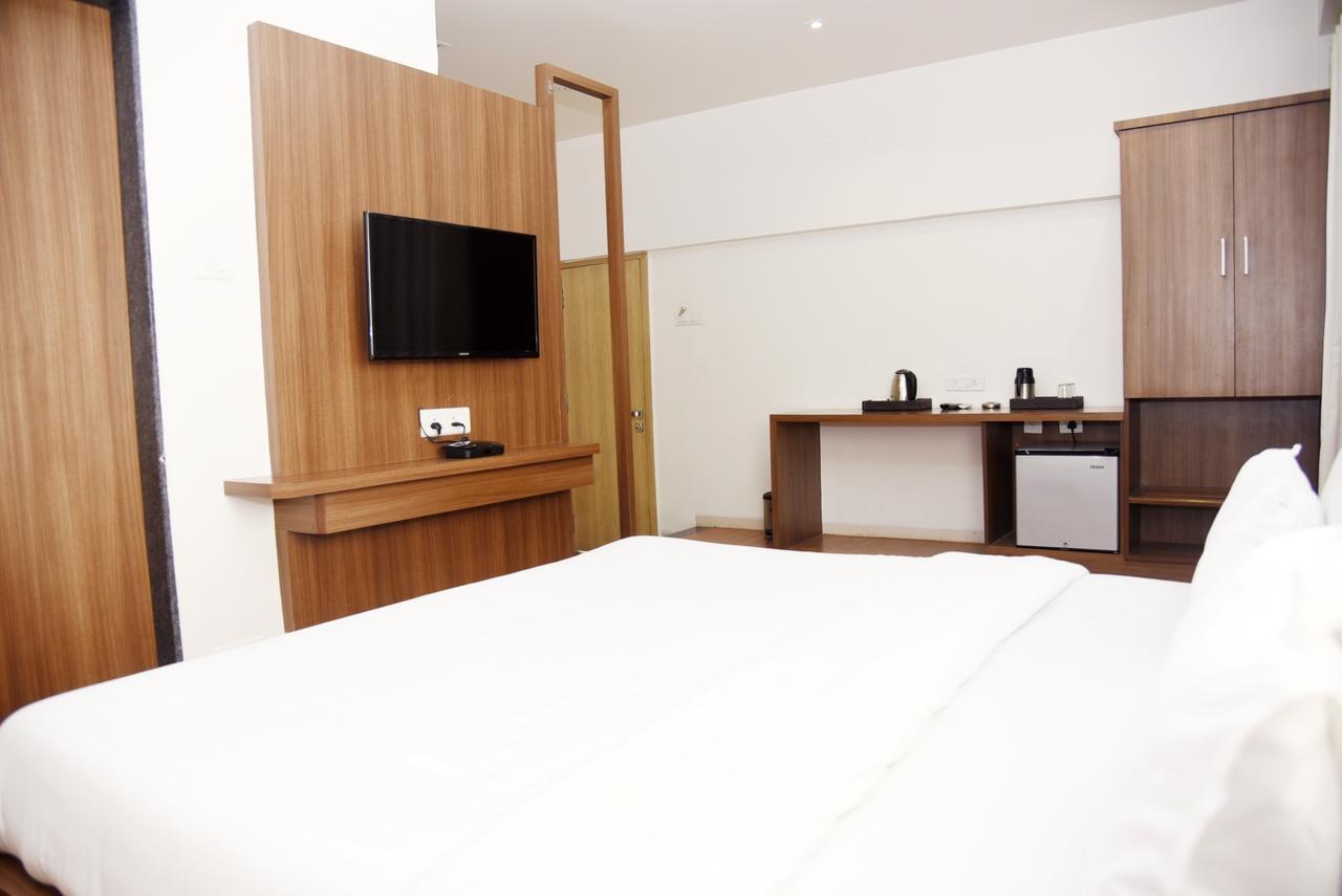 Oyo 10672 Hotel Riviera Nashik Exteriör bild