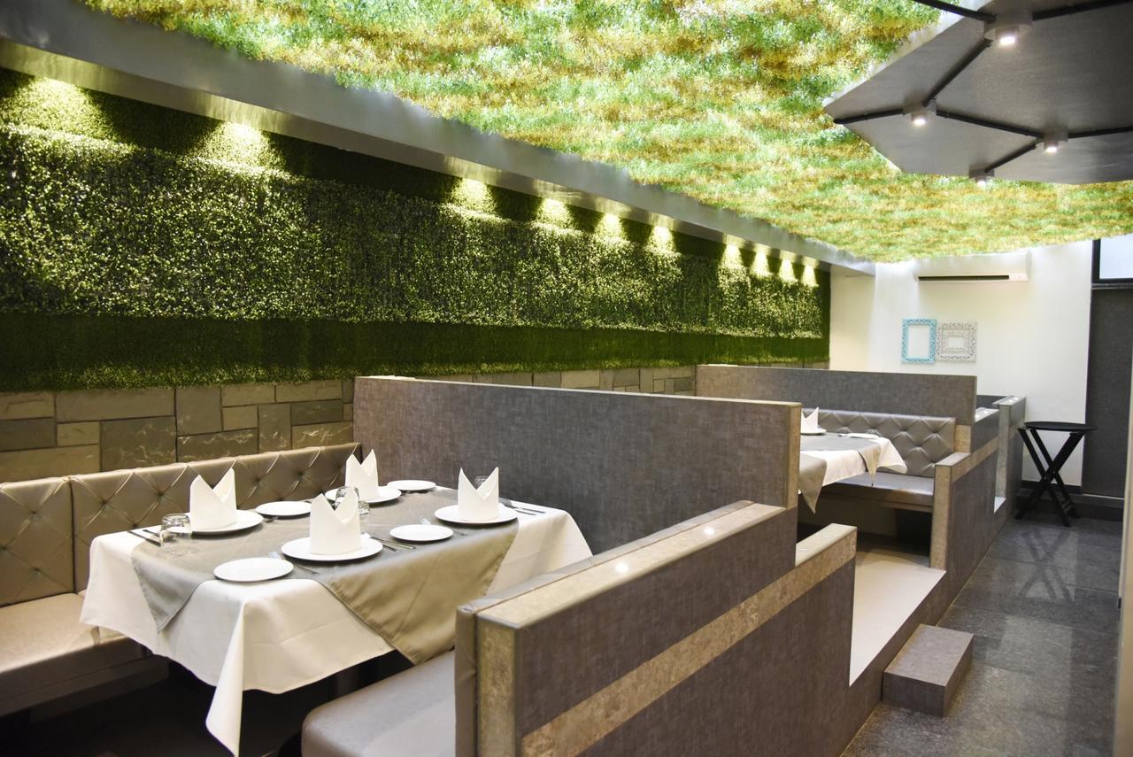 Oyo 10672 Hotel Riviera Nashik Exteriör bild