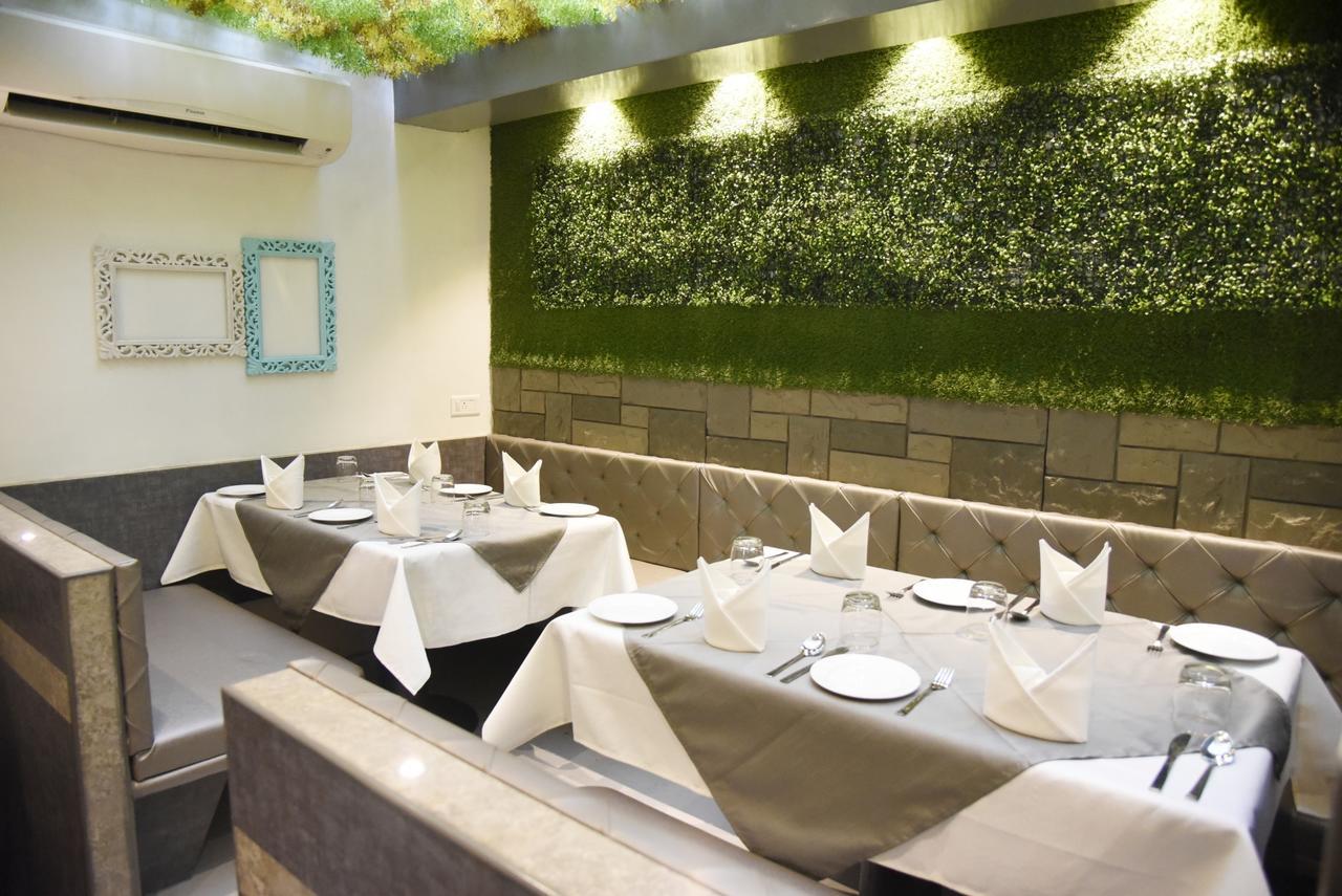 Oyo 10672 Hotel Riviera Nashik Exteriör bild