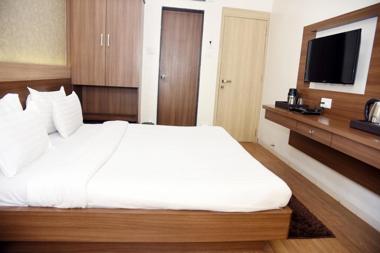 Oyo 10672 Hotel Riviera Nashik Exteriör bild