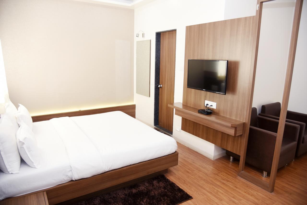 Oyo 10672 Hotel Riviera Nashik Exteriör bild